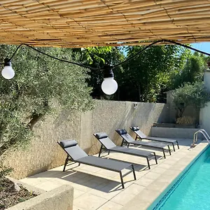  Hébergement de vacances La Maison En Couleurs A 10 Min D'avignon,3 Etoiles